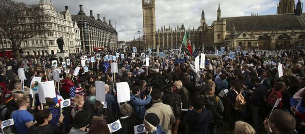 People gather in Parliament Square as part of a national day of action in support of migrants in the UK, in London with the Houses of Parliament back right, Monday Feb. 20, 2017. British lawmakers are set to hold a debate on Monday in London to consider a call for U.S. President Donald Trump to be denied an official state visit to the U.K., but the Conservative government insists the invitation remains firmly in place. People gather in Parliament Square as part of a national day of action in support of migrants in the UK, in London with the Houses of Parliament back right, Monday Feb. 20, 2017. British lawmakers are set to hold a debate on Monday in London to consider a call for U.S. President Donald Trump to be denied an official state visit to the U.K., but the Conservative government insists the invitation remains firmly in place. - Sputnik International