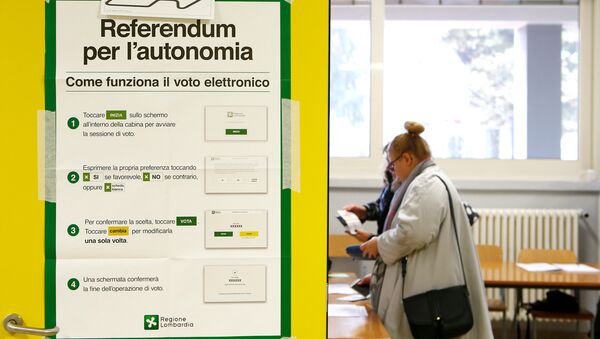 A poster with instructions about Lombardy's autonomy referendum is seen at a polling station in Lozza near Varese, northern Italy, October 22, 2017 - Sputnik International