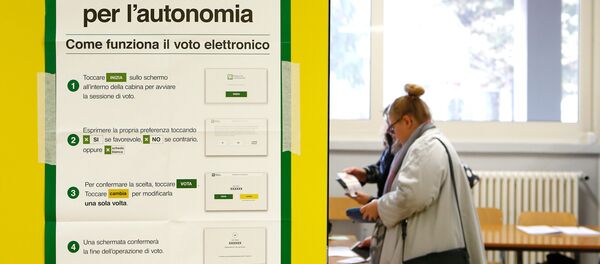 A poster with instructions about Lombardy's autonomy referendum is seen at a polling station in Lozza near Varese, northern Italy, October 22, 2017 - Sputnik International