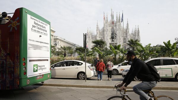 A poster advertising the upcoming referendum is placed on the back of a tourist bus riding past the Duomo gothic cathedral, in Milan, Italy, Wednesday, Oct. 11, 2017 - Sputnik International