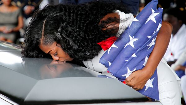 Myeshia Johnson, wife of U.S. Army Sergeant La David Johnson, who was among four special forces soldiers killed in Niger, kisses his coffin at a graveside service in Hollywood, Florida - Sputnik International