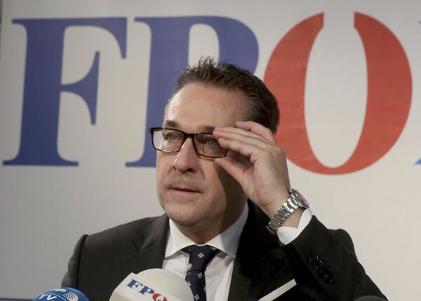 Heinz-Christian Strache, chairman of the right-wing Freedom Party, FPOE, adjusts his glasses during a news conference in Vienna, Austria, Tuesday, Oct. 24, 2017 Heinz-Christian Strache, chairman of the right-wing Freedom Party, FPOE, adjusts his glasses during a news conference in Vienna, Austria, Tuesday, Oct. 24, 2017 - Sputnik International