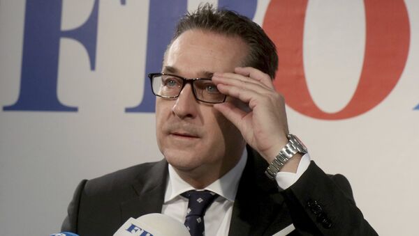 Heinz-Christian Strache, chairman of the right-wing Freedom Party, FPOE, adjusts his glasses during a news conference in Vienna, Austria, Tuesday, Oct. 24, 2017 - Sputnik International