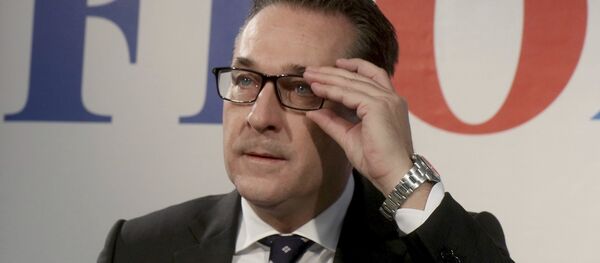 Heinz-Christian Strache, chairman of the right-wing Freedom Party, FPOE, adjusts his glasses during a news conference in Vienna, Austria, Tuesday, Oct. 24, 2017 - Sputnik International