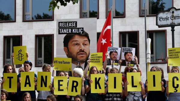 Activists of Amnesty International stage a protest against the detention of the head of Amnesty International in Turkey, Taner Kilic, in front of the Turkish Embassy in Berlin on June 15, 2017. - Sputnik International