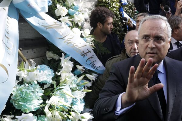 Lazio soccer team president Claudio Lotito gives a statement to the press after laying a wreath outside Rome's Synagogue, Tuesday, Oct. 24, 2017. Lazio soccer team president Claudio Lotito gives a statement to the press after laying a wreath outside Rome's Synagogue, Tuesday, Oct. 24, 2017. - Sputnik International