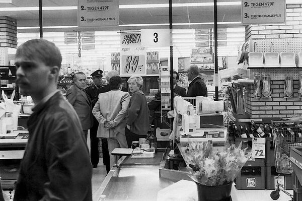 This file photo taken on November 9, 1985 shows Belgium police officers and investigators arriving at the Delhaize supermarket in Aalst, Flanders, following an attack by the gang Brabant killers (Tueurs du Brabant - Bende van Nijvel). This file photo taken on November 9, 1985 shows Belgium police officers and investigators arriving at the Delhaize supermarket in Aalst, Flanders, following an attack by the gang Brabant killers (Tueurs du Brabant - Bende van Nijvel). - Sputnik International