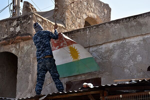 An Iraqi soldier removes a Kurdish flag from Altun Kupri on the outskirts of Irbil, Iraq, Friday Oct. 20, 2017 - Sputnik International
