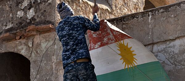 An Iraqi soldier removes a Kurdish flag from Altun Kupri on the outskirts of Irbil, Iraq, Friday Oct. 20, 2017 - Sputnik International