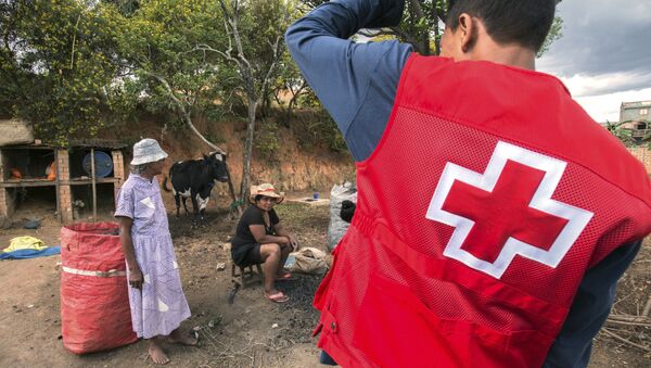 Red Cross volunteers speak to educating villagers about the plague outbreak, 30 miles west of Antananarivo, Madagascar, Monday, Oct. 16, 2017 - Sputnik International