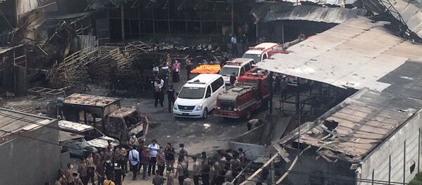Police officers and rescuers inspect the site of an explosion at a firecracker factory in Tangerang, on the outskirts of Jakarta, Indonesia - Sputnik International