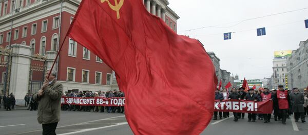 Communist supporter carries the red flag as others carry a banner declaring Long Live the 88th Anniversary of the October Revolution, during the rally to commemorate the Bolshevik Revolution, marking a long-sacred former holiday that was an official working day for the first time in decades in Moscow, Monday, Nov. 7, 2005. Communist supporter carries the red flag as others carry a banner declaring Long Live the 88th Anniversary of the October Revolution, during the rally to commemorate the Bolshevik Revolution, marking a long-sacred former holiday that was an official working day for the first time in decades in Moscow, Monday, Nov. 7, 2005. - Sputnik International