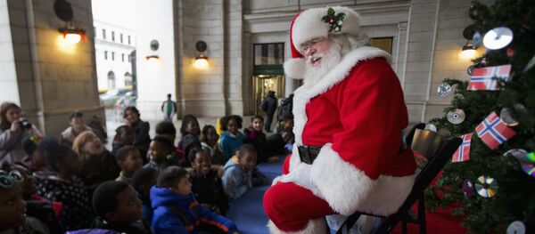 Santa Claus entertains children at the foot of the Norwegian Christmas tree at Union Station in Washington, Tuesday, Dec. 1, 2015 - Sputnik International