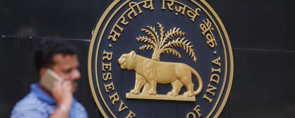 A man speaks on his mobile phone outside the Reserve Bank of India (RBI) headquarters in Mumbai, India October 4, 2017 - Sputnik International
