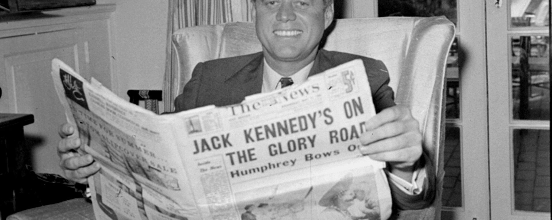 Sen. John F. Kennedy (D-MA) reads the daily newspaper accounts of his West Virginia election victory as he relaxes, May 11, 1960, in his Washington home. Kennedy defeated Sen. Hubert Humphrey (D-MN) in yesterday's presidential primary.  - Sputnik International, 1920, 29.08.2021