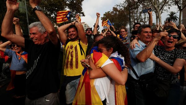 People celebrate after the Catalan regional parliament declares the independence from Spain in Barcelona, Spain, October 27, 2017 - Sputnik International