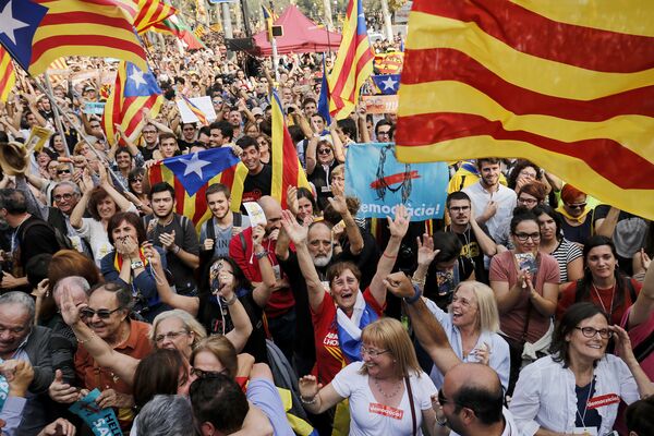 People celebrate after Catalonia's parliament voted to declare independence from Spain on October 27, 2017 in Barcelona People celebrate after Catalonia's parliament voted to declare independence from Spain on October 27, 2017 in Barcelona - Sputnik International