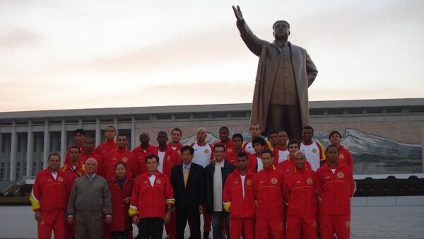 Atletico de Sorocaba team next to the statue of Kim Jong-il in Pyongyang in 2009 - Sputnik International