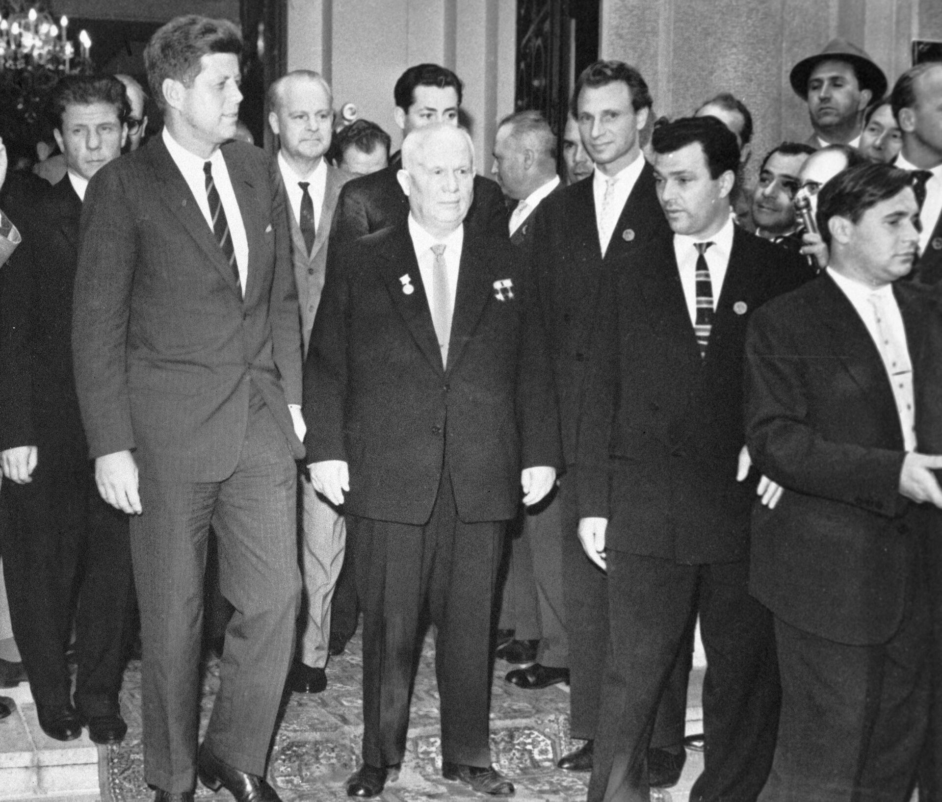 Nikita Khrushchev, first secretary of the CPSU Central Committee and Prime Minister of the USSR, and the U.S. President John Kennedy at the Soviet embassy in Vienna. (File) - Sputnik International, 1920, 16.10.2022