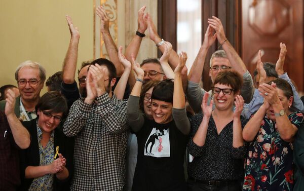 Leftist CUP party members applaud during a ceremony after the Catalan regional parliament declared independence from Spain in Barcelona, Spain - Sputnik International