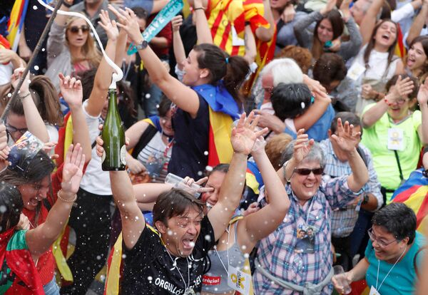 People celebrate after the Catalan regional parliament passes the vote of independence from Spain in Barcelona, Spain People celebrate after the Catalan regional parliament passes the vote of independence from Spain in Barcelona, Spain - Sputnik International