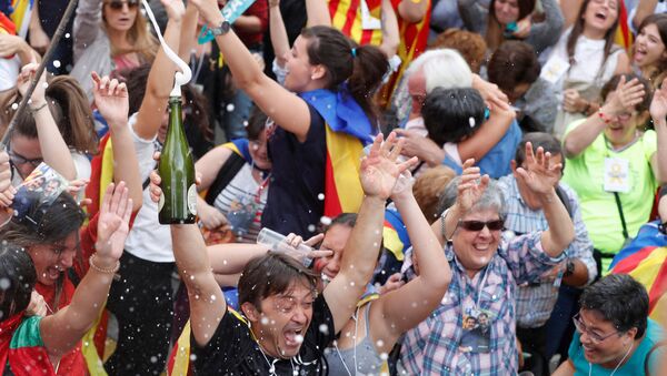 People celebrate after the Catalan regional parliament passes the vote of independence from Spain in Barcelona, Spain - Sputnik International