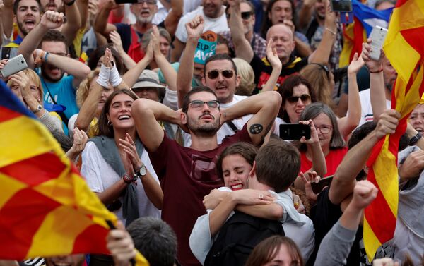 People celebrate after the Catalan regional parliament passes the vote of the independence from Spain in Barcelona, Spain - Sputnik International