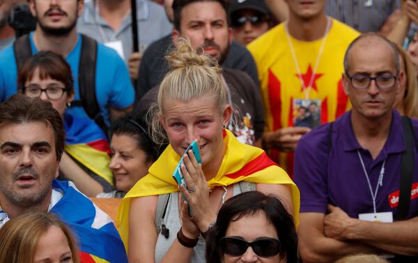 People react as they watch on giant screens a plenary session outside the Catalan regional parliament in Barcelona, Spain - Sputnik International