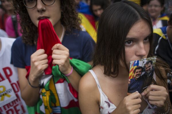 Independence supporter outside the Catalan Parliament waiting in anticipation for the announcement. Independence supporter outside the Catalan Parliament waiting in anticipation for the announcement. - Sputnik International