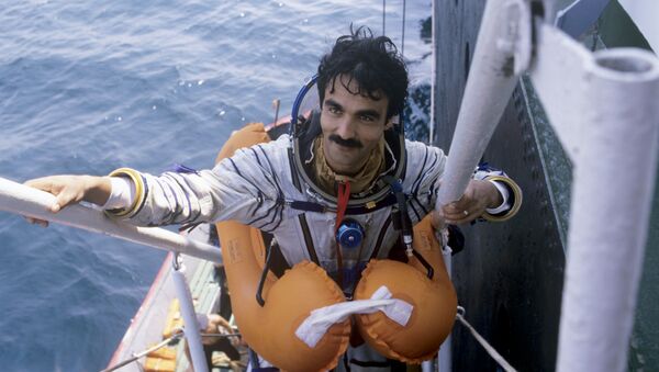 Космонавт-исследователь Абдул Ахад Моманд во время тренировки на приводнение - Sputnik International