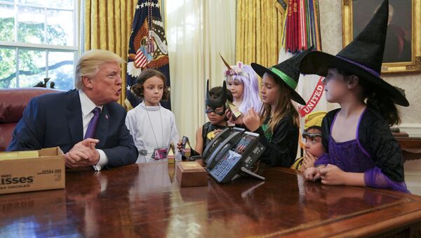 President Donald Trump meets with children dressed in their Halloween costumes in the Oval Office of the White House, Friday, Oct. 27, 2017. - Sputnik International
