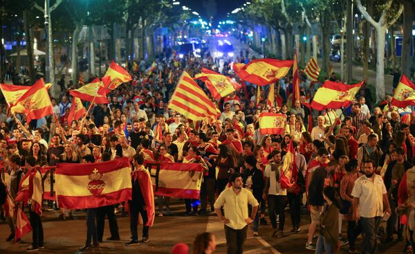 Pro unity demonstrators wave Spanish and Catalan flags during a protest after the Catalan regional parliament declared independence from Spain in Barcelona, Spain, October 27, 2017 Pro unity demonstrators wave Spanish and Catalan flags during a protest after the Catalan regional parliament declared independence from Spain in Barcelona, Spain, October 27, 2017 - Sputnik International