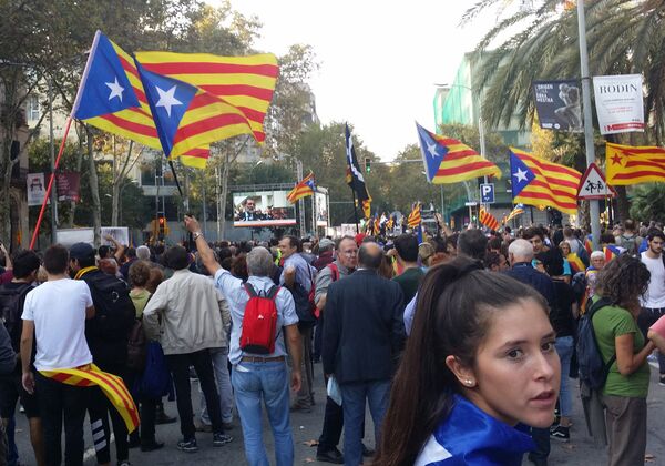 Pro-independence supporters near the building of the parliament of Catalonia. Pro-independence supporters near the building of the parliament of Catalonia. - Sputnik International