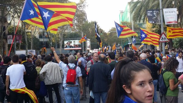 Pro-independence supporters near the building of the parliament of Catalonia.  - Sputnik International