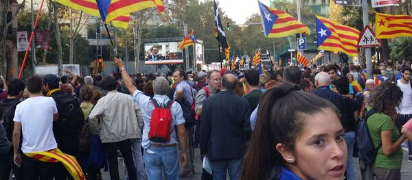 Pro-independence supporters near the building of the parliament of Catalonia. - Sputnik International