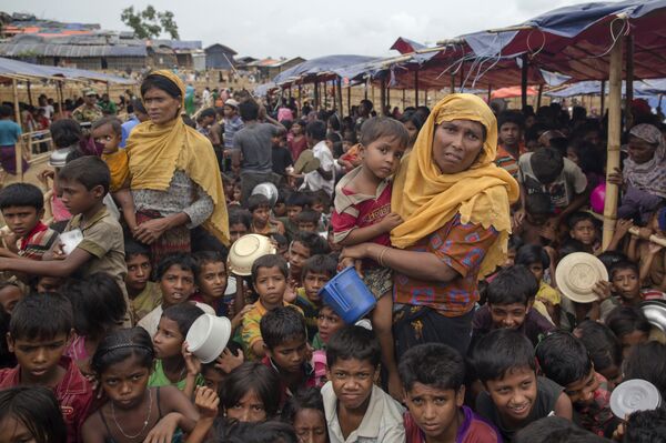 Rohingya Muslims, who crossed over from Myanmar into Bangladesh, wait for their turn to receive food handouts distributed to children and women by a Turkish aid agency at Thaingkhali refugee camp, Bangladesh, Saturday, Oct. 21, 2017 - Sputnik International