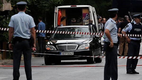 Police secure the area around the car of former Greek prime minister and former central bank chief Lucas Papademos following the detonation of an envelope injuring him and his driver, in Athens, Greece, May 25, 2017 - Sputnik International