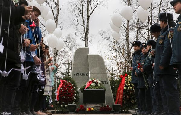 People attend an opening ceremony of a monument commemorating victims of the crash of Metrojet Airbus A321 in Egypt's Sinai peninsula in 2015, in St. Petersburg, Russia October 28, 2017 - Sputnik International