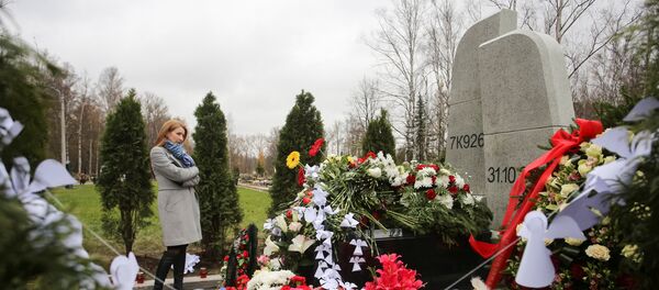 A woman attends an opening ceremony of a monument commemorating victims of the crash of Metrojet Airbus A321 in Egypt's Sinai peninsula in 2015, in St. Petersburg, Russia October 28, 2017 A woman attends an opening ceremony of a monument commemorating victims of the crash of Metrojet Airbus A321 in Egypt's Sinai peninsula in 2015, in St. Petersburg, Russia October 28, 2017 - Sputnik International