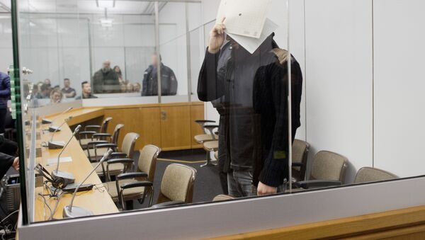 Abu Walaa covers his face while waiting at the High Regional Court of Celle, Germany, Tuesday, Sept.. 26, 2017. The 33-year-old Iraqi citizen and four fellow suspects are accused of membership in a terrorist organization, terror financing and public incitement to commit crimes. Abu Walaa, allegedly recruited young Muslims in Germany, and raised funds to send them to Syria and Iraq to join IS group - Sputnik International