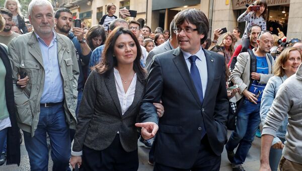 Sacked Catalan President Carles Puigdemont walks with his wife Marcela Topor during a walkabout through the center the day after the Catalan regional parliament declared independence from Spain in Girona, Spain, October 28, 2017 - Sputnik International