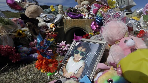 A photograph of 3-year-old Sherin Mathews sits by a makeshift memorial, Saturday, Oct. 28, 2017, in Richardson, Texas - Sputnik International