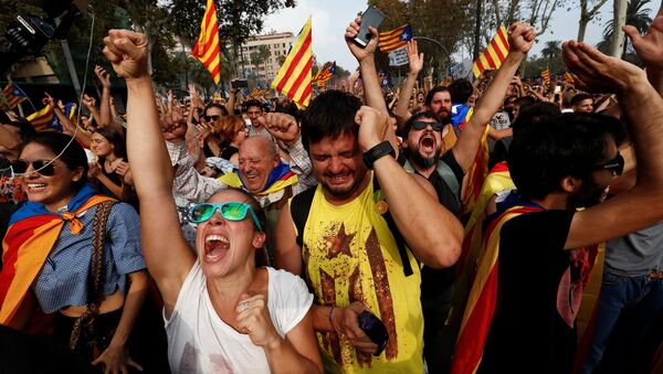 People celebrate after the Catalan regional parliament declares the independence from Spain in Barcelona, Spain, October 27, 2017. - Sputnik International