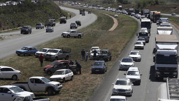 Vehicles blockade a freeway between Johannesburg and Vereeniging, South Africa, in protest against the recent murder of farmers - Sputnik International