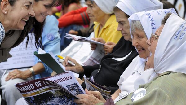 Members of the organization Mothers of Plaza de Mayo talk to passer-by women at the beginning of the 28th March of Resistance of Mothers and Grandmothers on December 10, 2008 in Buenos Aires to coincide with the 25th anniversary of the restoration of democracy in Argentina. - Sputnik International