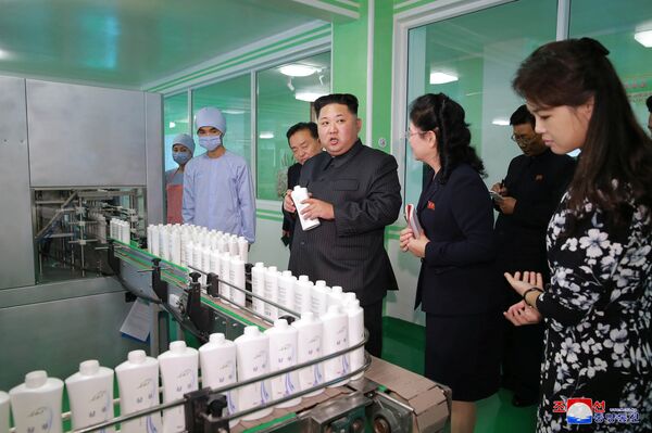North Korean leader Kim Jong Un and wife Ri Sol Ju visit a cosmetics factory in Pyongyang - Sputnik International