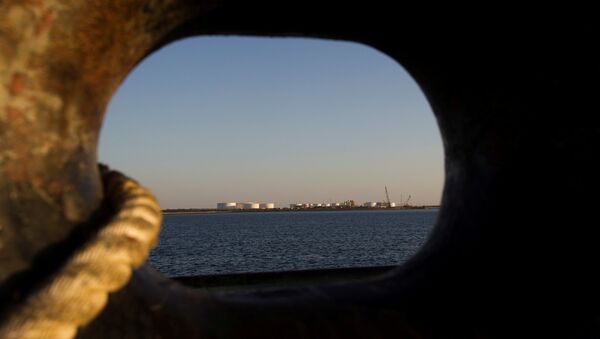 A general view of an oil dock is seen from a ship at the port of Kalantari in the city of Chabahar, 300 km (186 miles) east of the Strait of Hormuz, Iran - Sputnik International