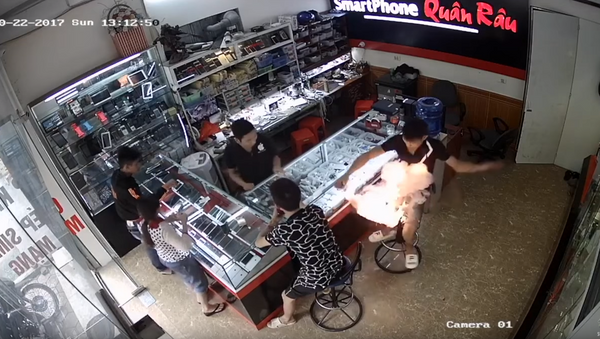 Hot Deal! Customer’s Phone Battery Explodes in Vietnamese Shop - Sputnik International