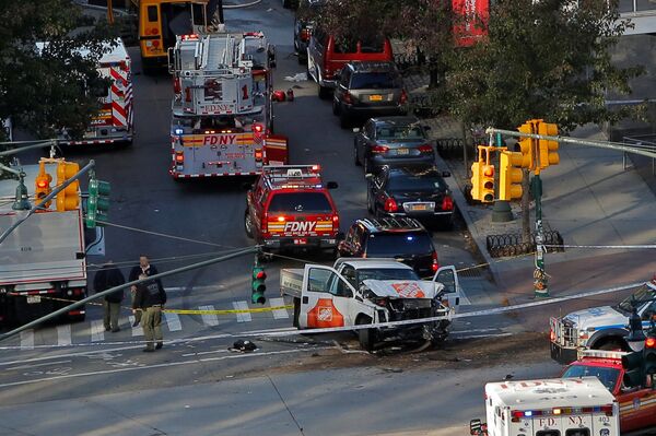 Police investigate a vehicle allegedly used in a ramming incident on the West Side Highway in Manhattan, New York, U.S., October 31, 2017. - Sputnik International