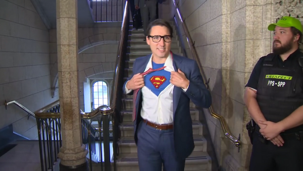 Justin Trudeau wears Superman costume for Halloween 2017 festivities - Sputnik International